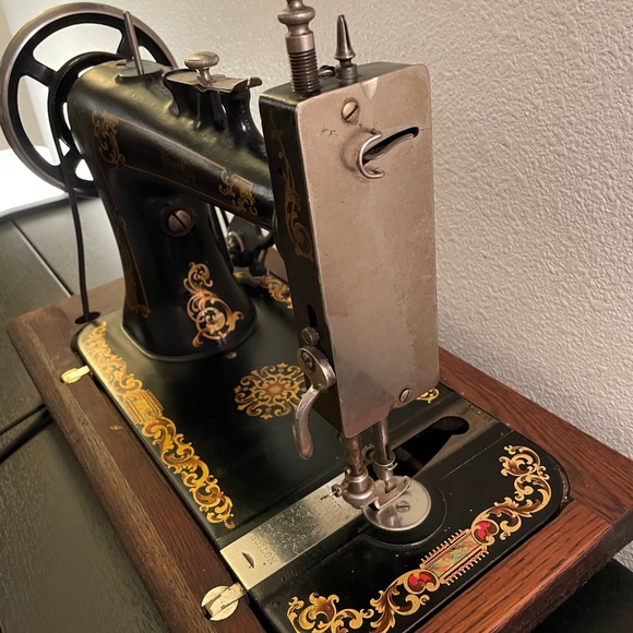 Riverside Vintage Rotary Sewing Machine - Picture 4 of 6